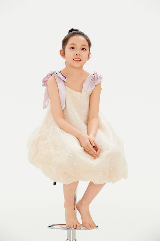 白色背景里的活泼可爱的中国小女孩儿童图片