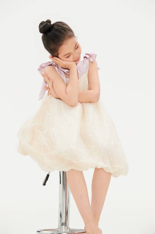 白色背景里的活泼可爱的中国小女孩儿童图片