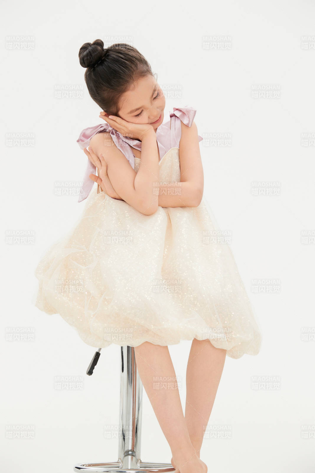 白色背景里的活泼可爱的中国小女孩儿童图片