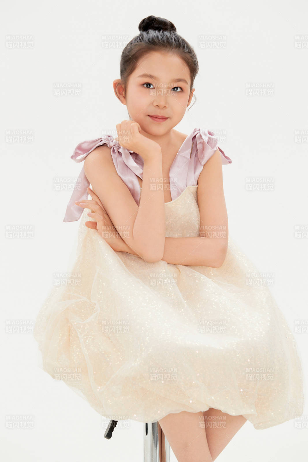 白色背景里的活泼可爱的中国小女孩儿童图片