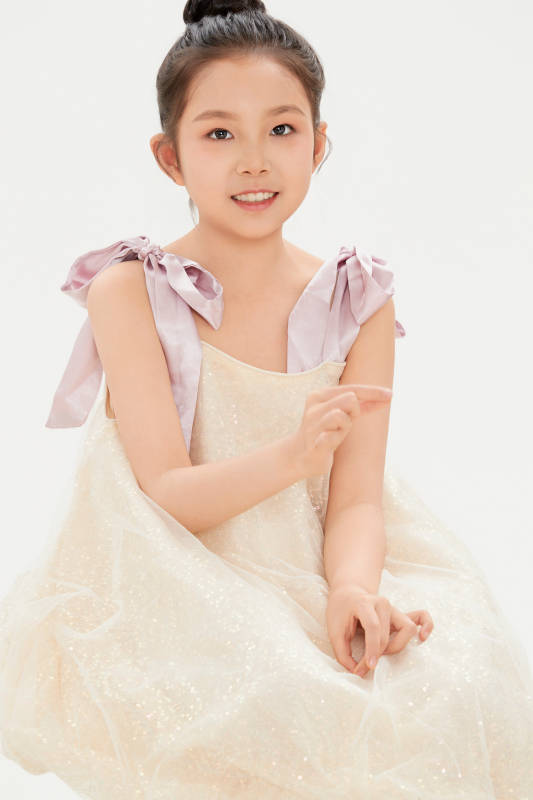 白色背景里的活泼可爱的中国小女孩儿童图片