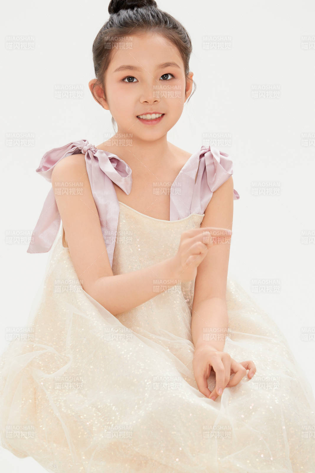 白色背景里的活泼可爱的中国小女孩儿童图片