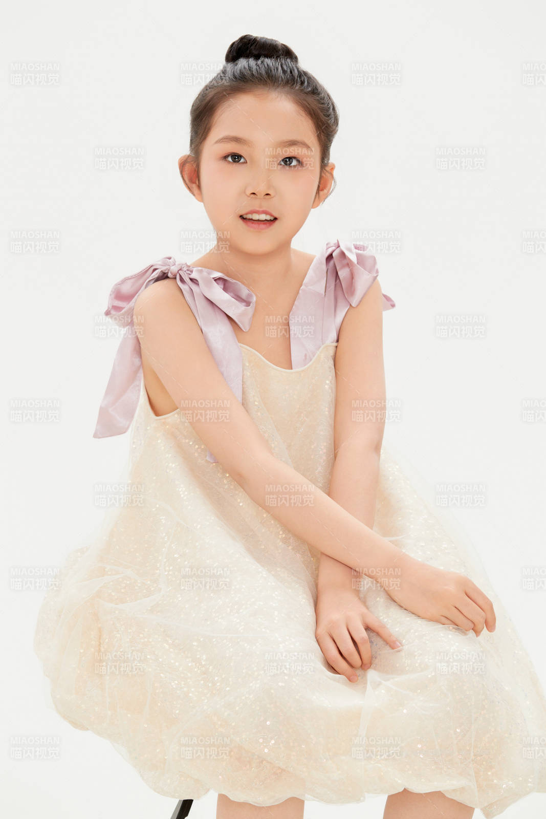 白色背景里的活泼可爱的中国小女孩儿童图片