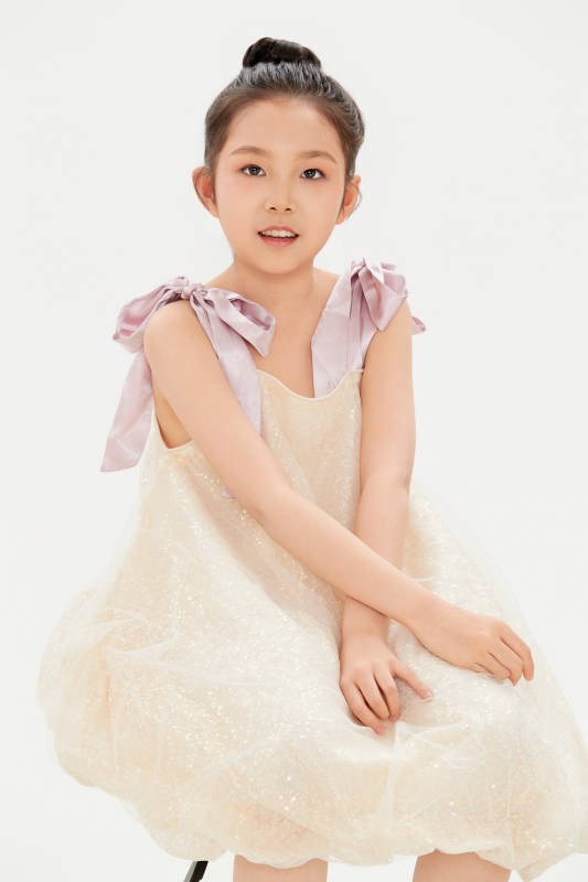 白色背景里的活泼可爱的中国小女孩儿童图片