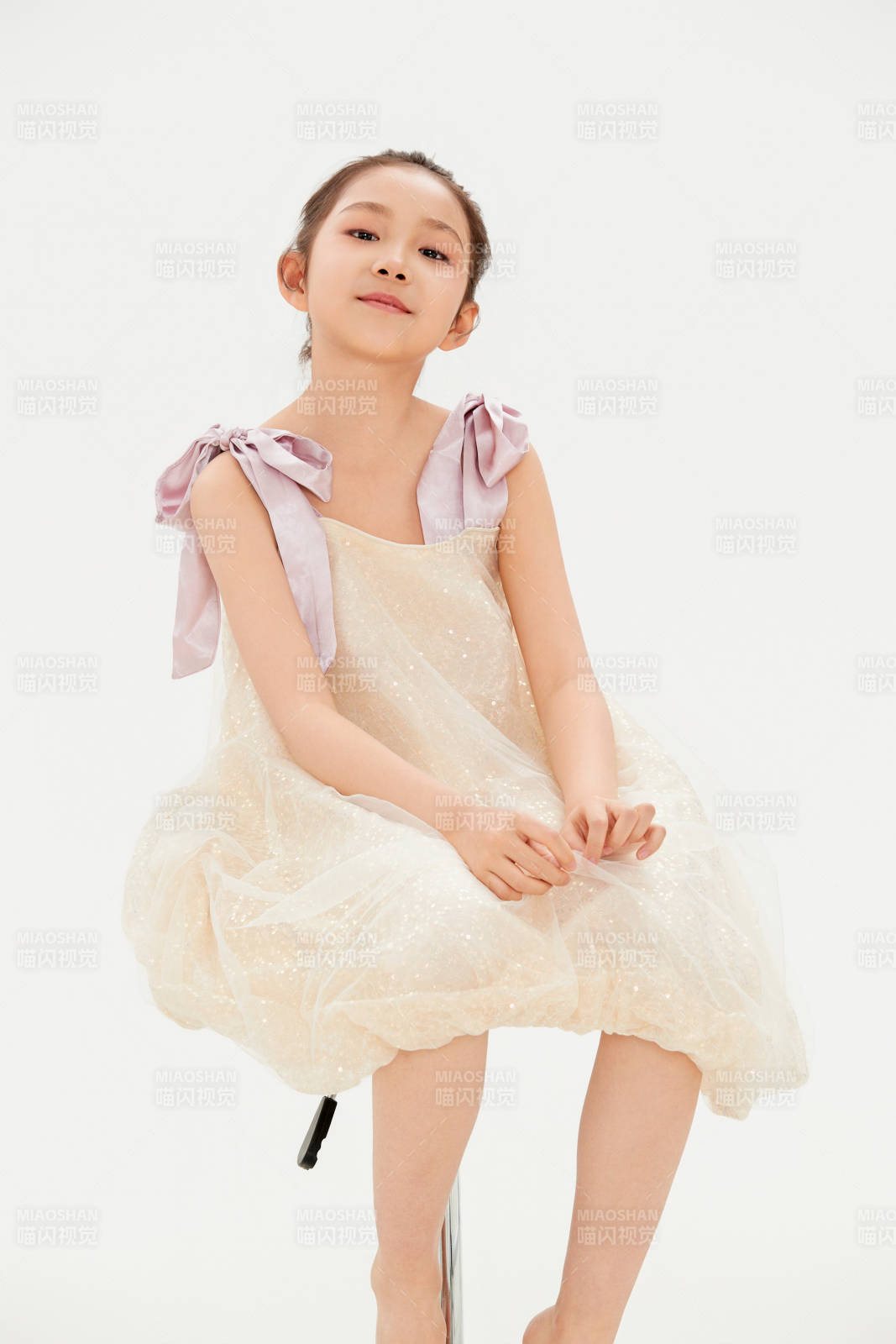 白色背景里的活泼可爱的中国小女孩儿童图片