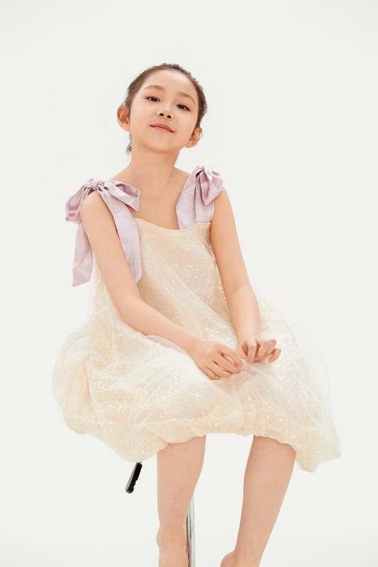 白色背景里的活泼可爱的中国小女孩儿童图片