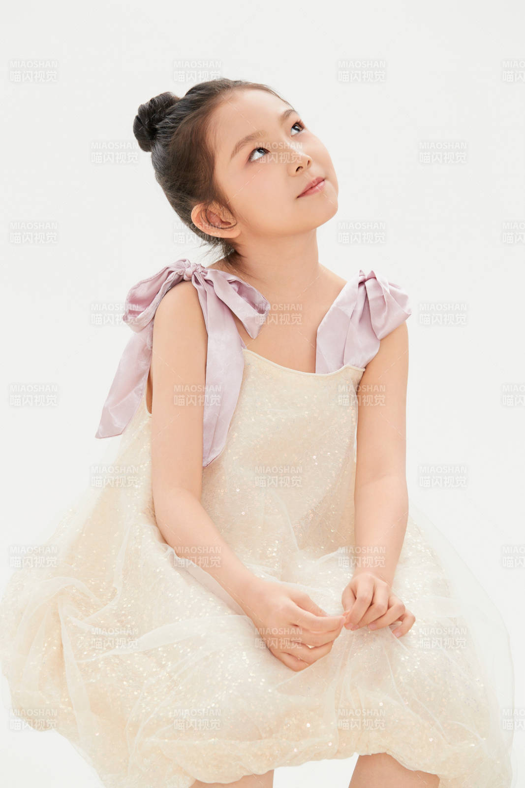 白色背景里的活泼可爱的中国小女孩儿童图片