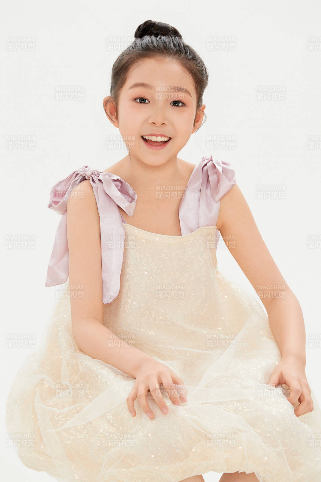 白色背景里的活泼可爱的中国小女孩儿童图片