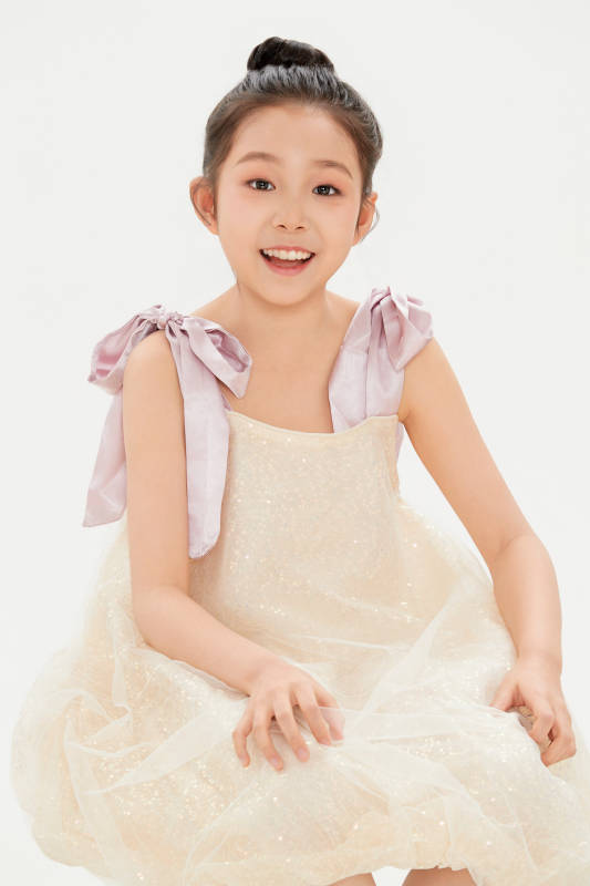 白色背景里的活泼可爱的中国小女孩儿童图片