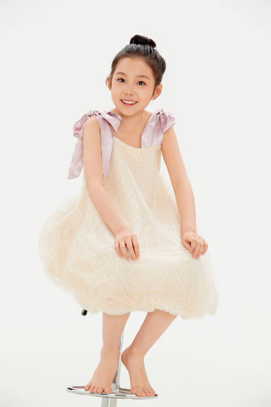 白色背景里的活泼可爱的中国小女孩儿童图片