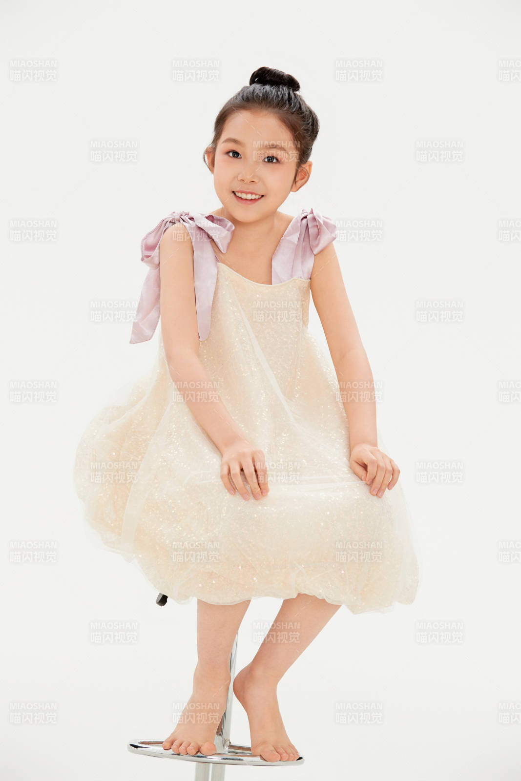 白色背景里的活泼可爱的中国小女孩儿童图片