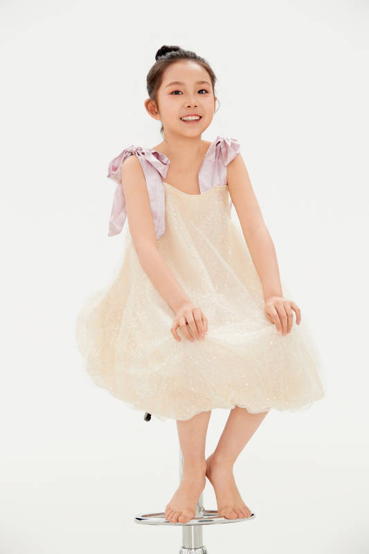 白色背景里的活泼可爱的中国小女孩儿童图片