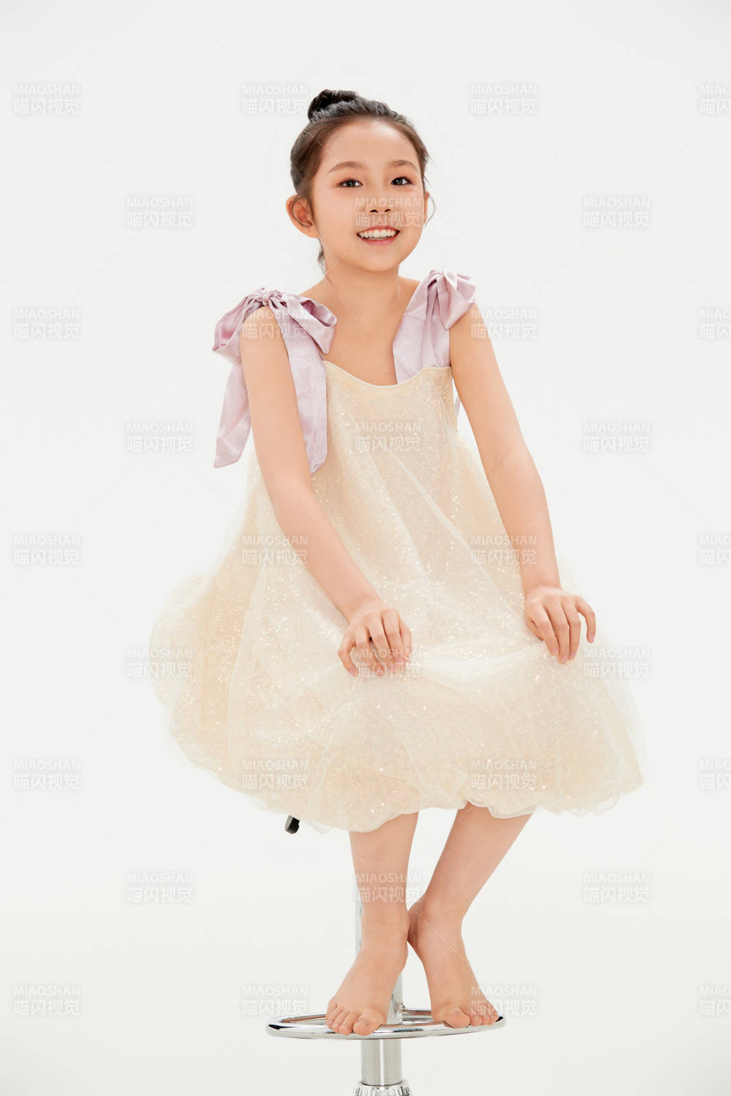 白色背景里的活泼可爱的中国小女孩儿童图片