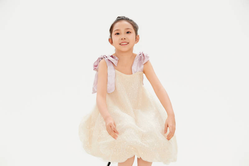 白色背景里的活泼可爱的中国小女孩儿童图片