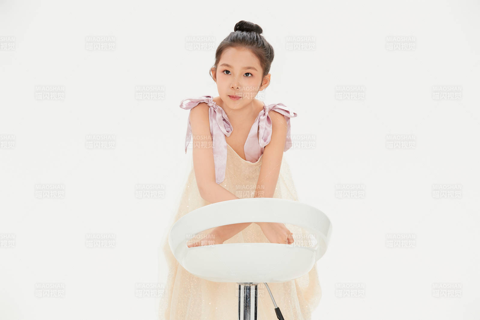 白色背景里的活泼可爱的中国小女孩儿童图片