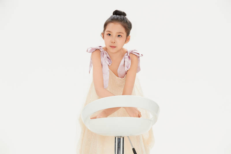 白色背景里的活泼可爱的中国小女孩儿童图片