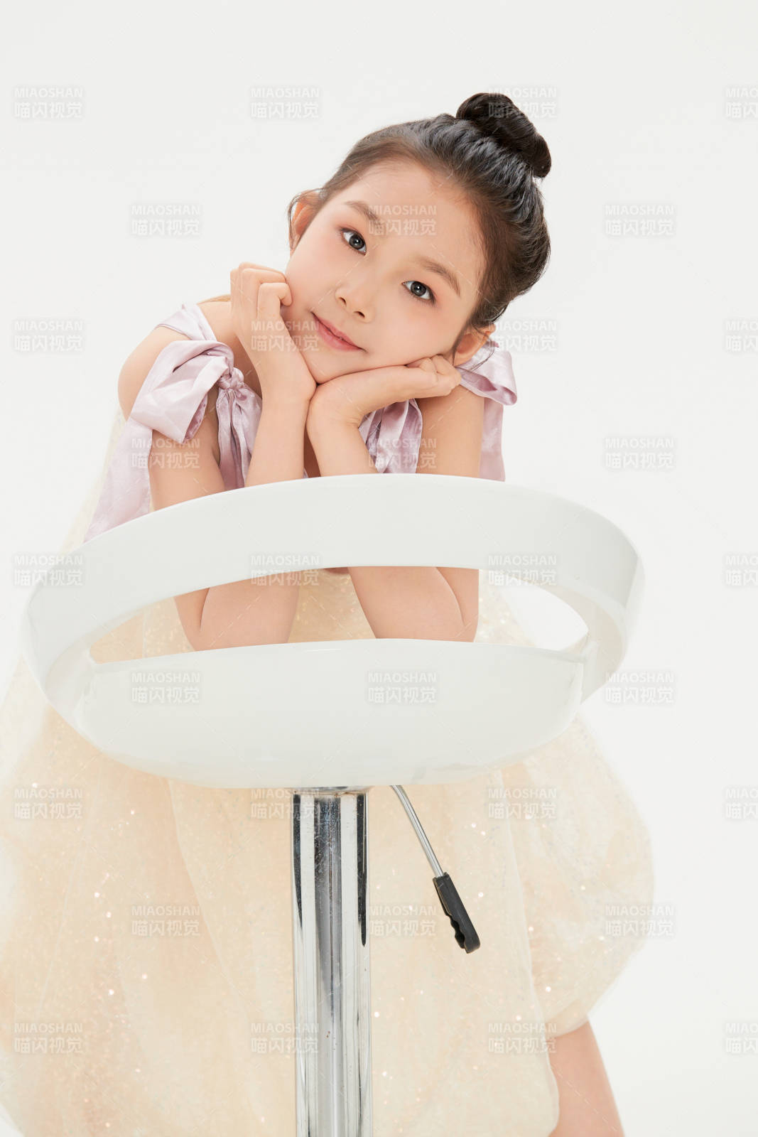 白色背景里的活泼可爱的中国小女孩儿童图片