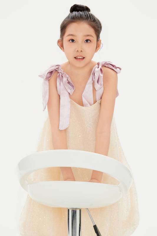 白色背景里的活泼可爱的中国小女孩儿童图片