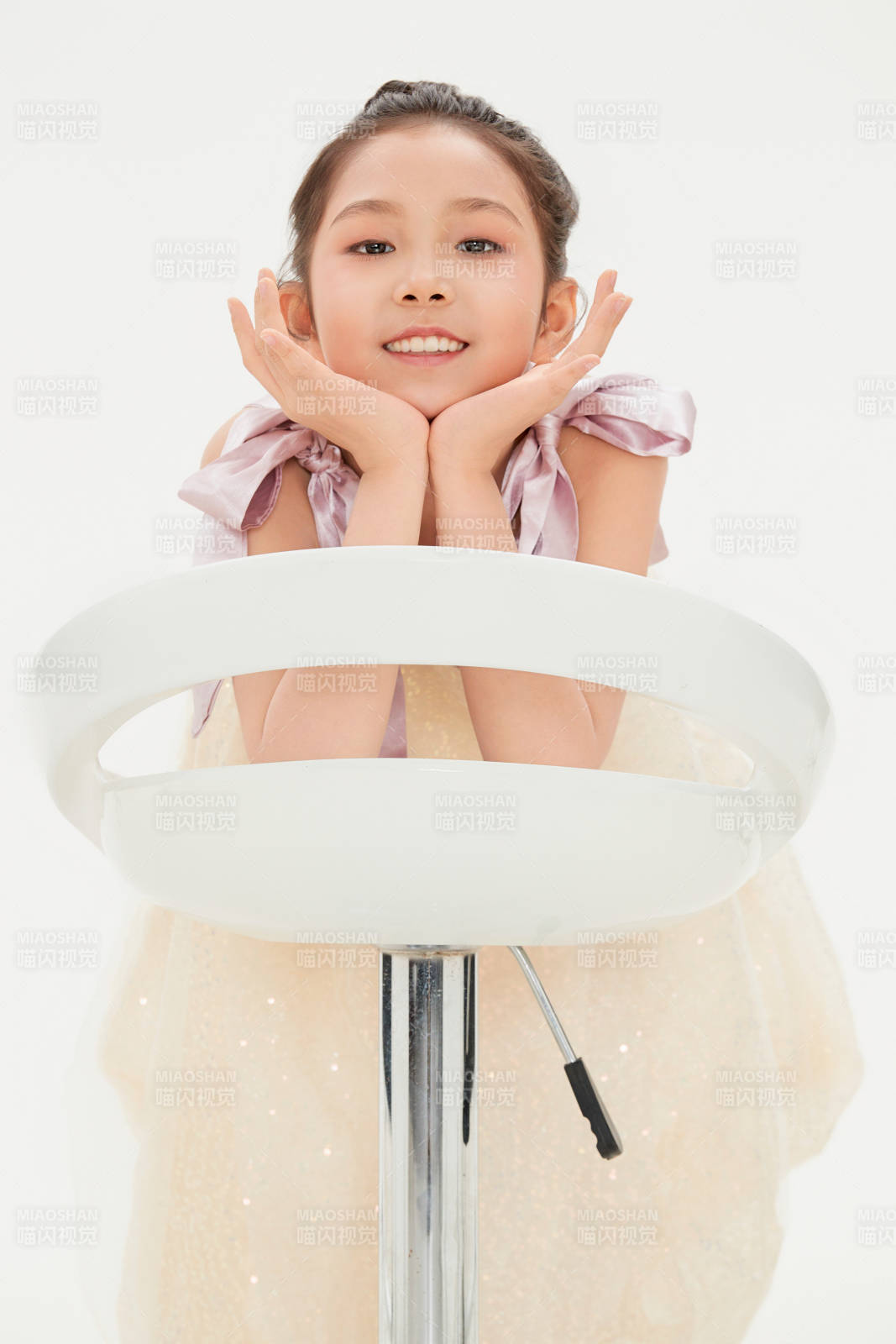 白色背景里的活泼可爱的中国小女孩儿童图片