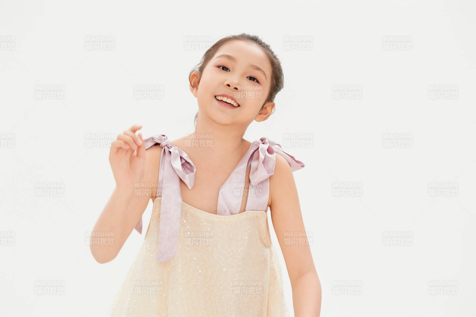 白色背景里的活泼可爱的中国小女孩儿童图片