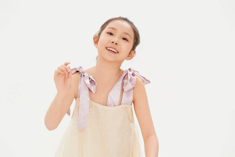 白色背景里的活泼可爱的中国小女孩儿童图片