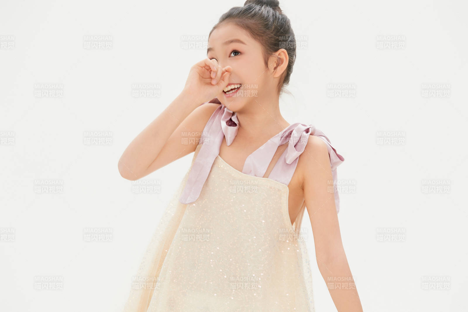 白色背景里的活泼可爱的中国小女孩儿童图片