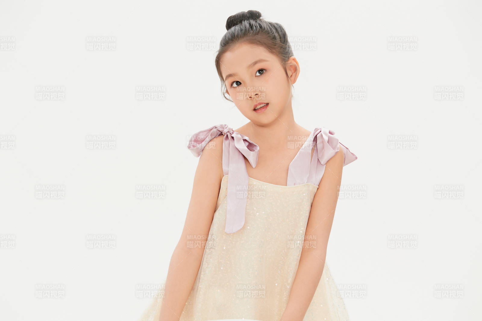 白色背景里的活泼可爱的中国小女孩儿童图片