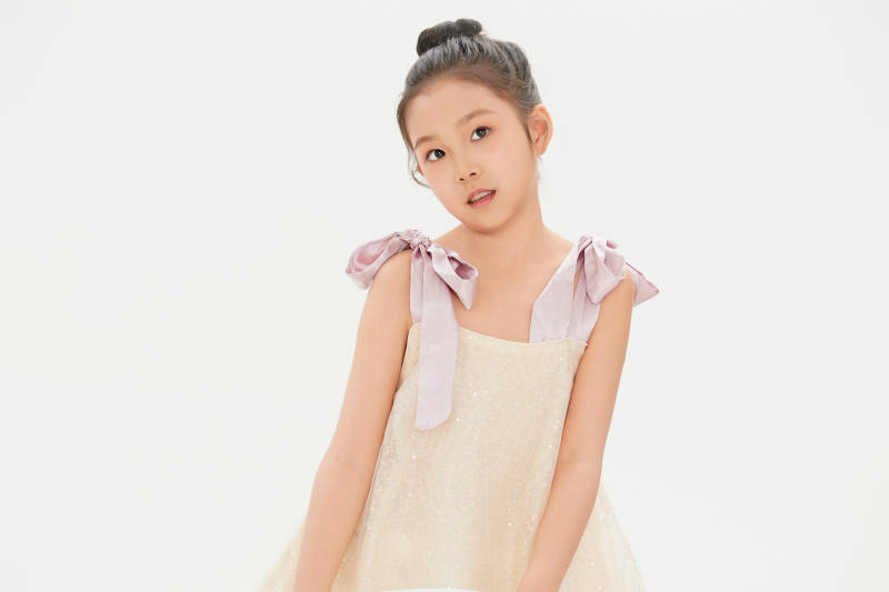 白色背景里的活泼可爱的中国小女孩儿童图片