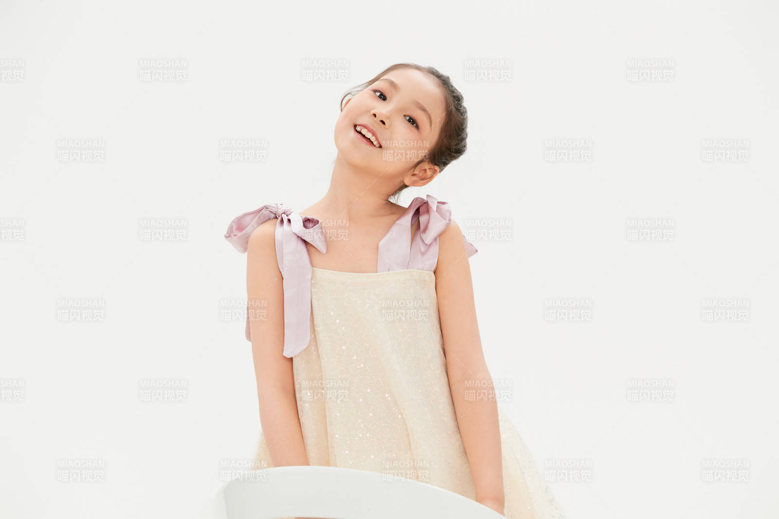 白色背景里的活泼可爱的中国小女孩儿童图片