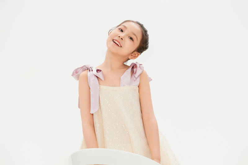 白色背景里的活泼可爱的中国小女孩儿童图片