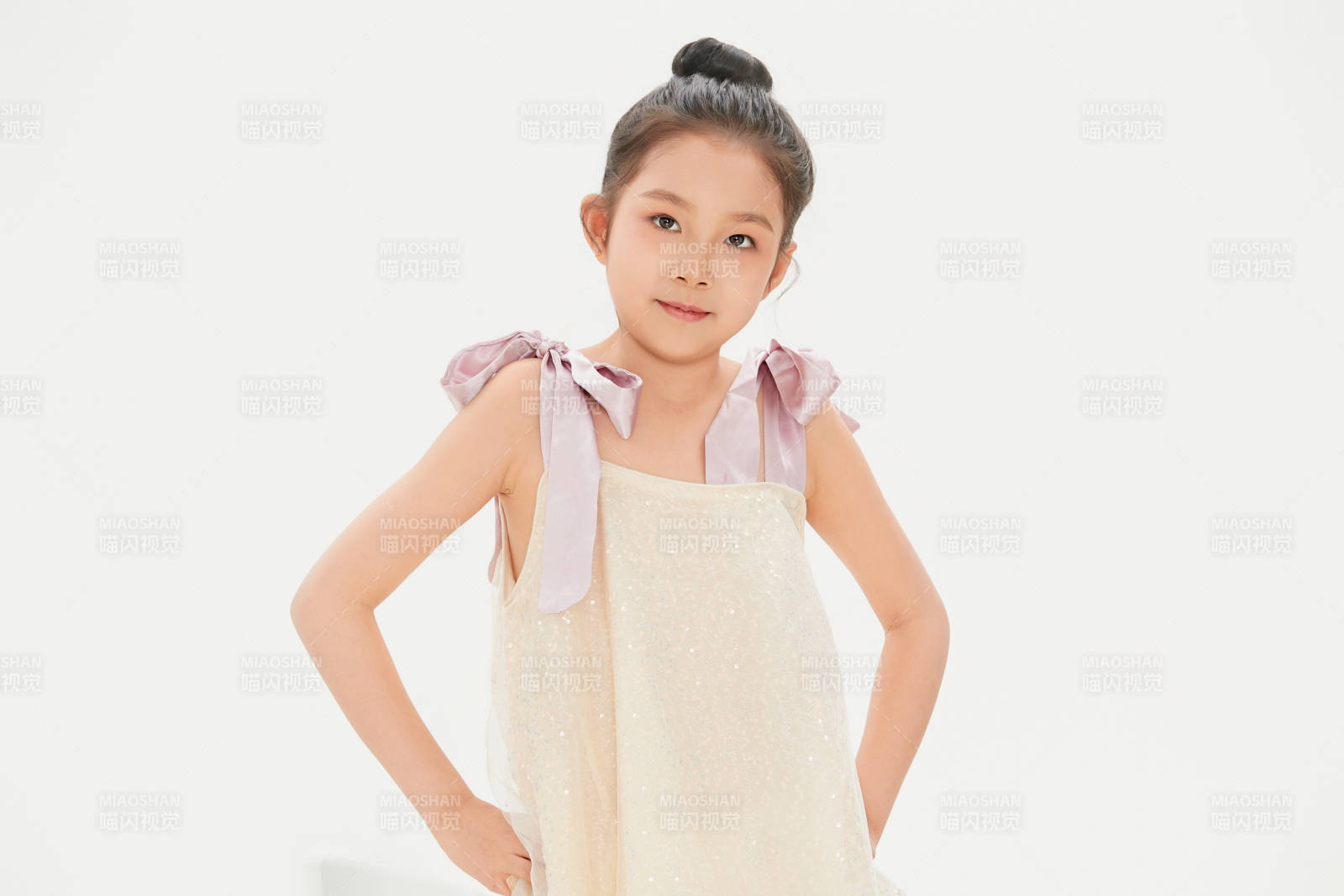 白色背景里的活泼可爱的中国小女孩儿童图片