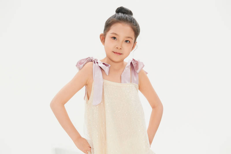 白色背景里的活泼可爱的中国小女孩儿童图片