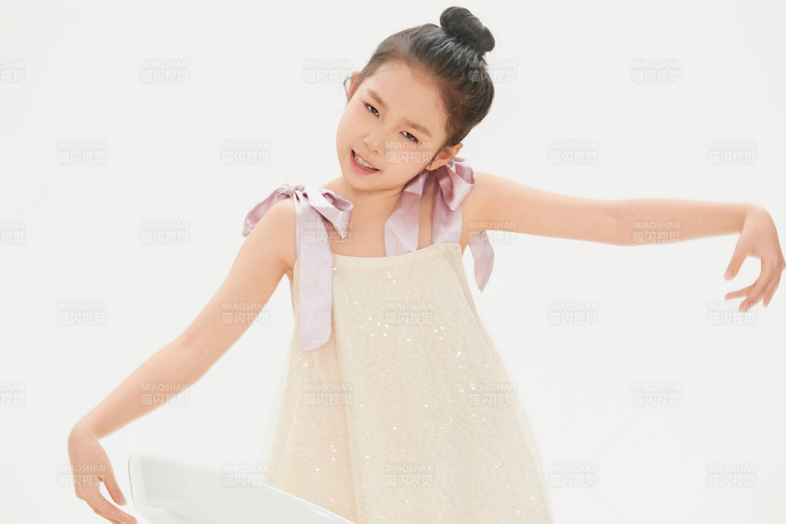 白色背景里的活泼可爱的中国小女孩儿童图片