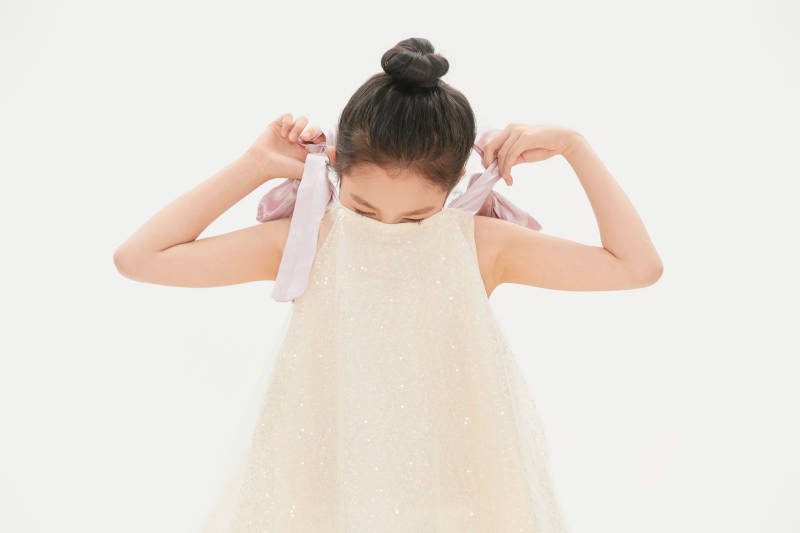 白色背景里的活泼可爱的中国小女孩儿童图片