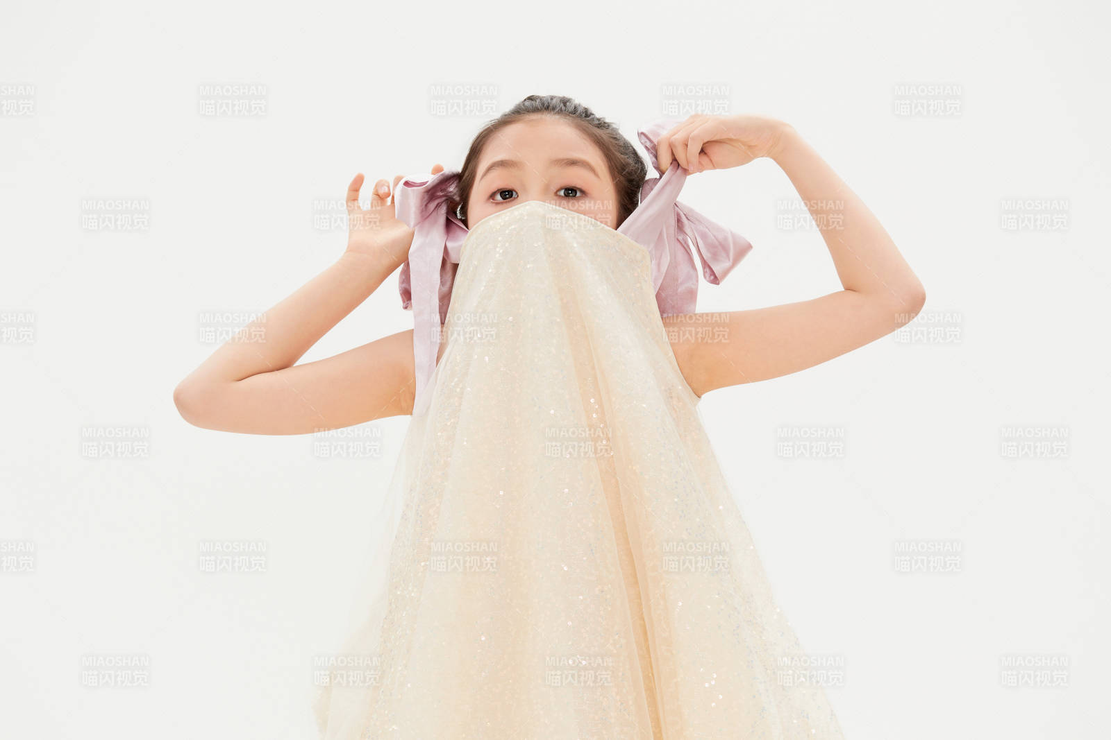 白色背景里的活泼可爱的中国小女孩儿童图片