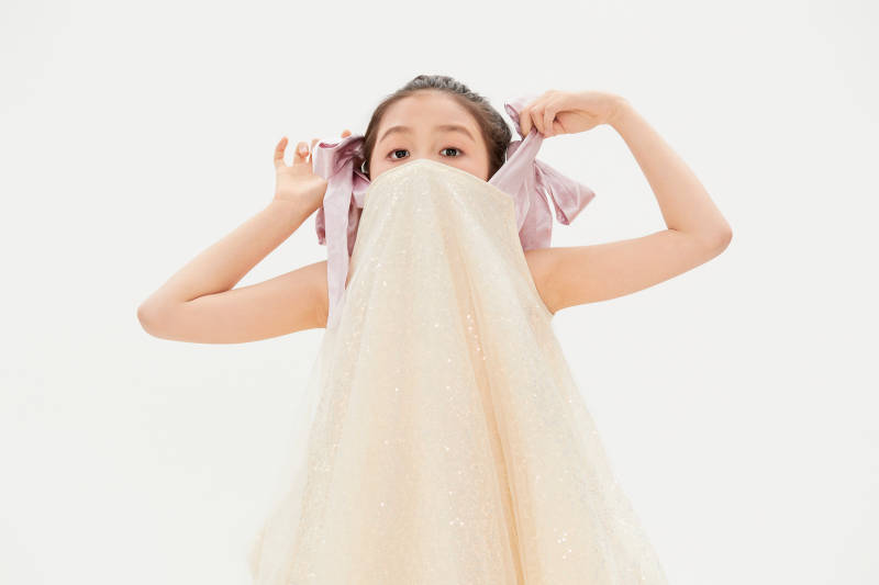 白色背景里的活泼可爱的中国小女孩儿童图片