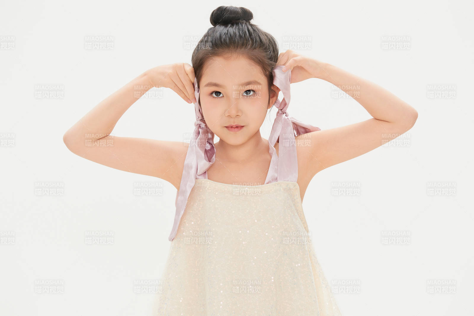 白色背景里的活泼可爱的中国小女孩儿童图片