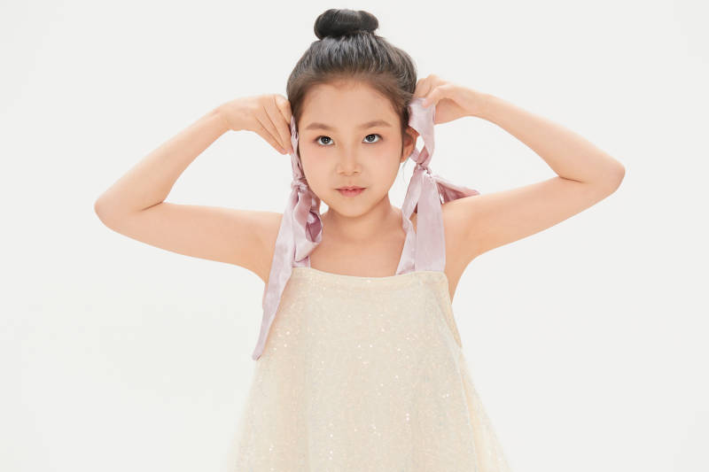 白色背景里的活泼可爱的中国小女孩儿童图片