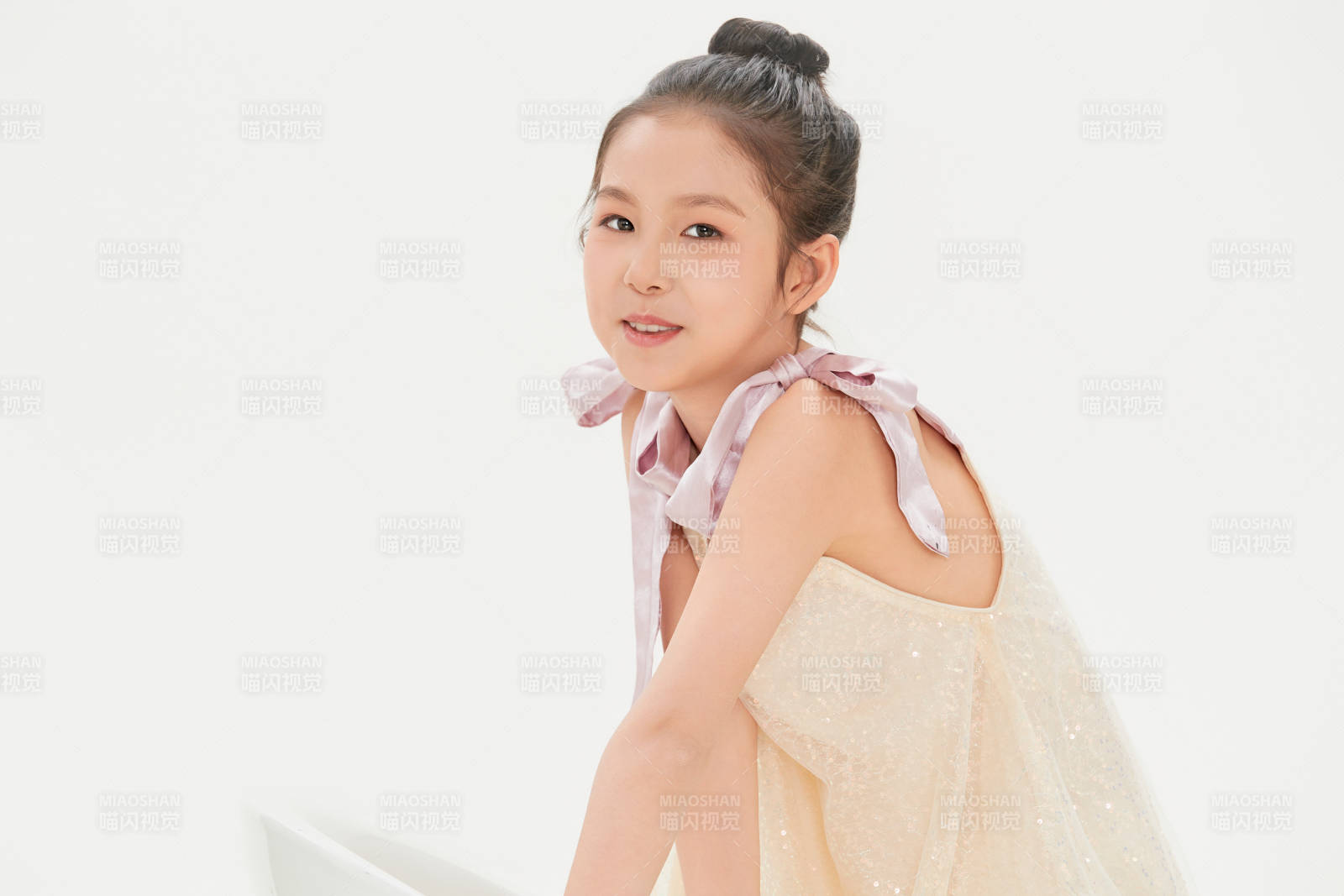 白色背景里的活泼可爱的中国小女孩儿童图片