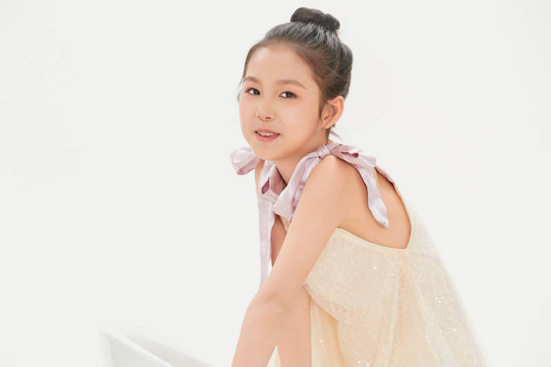 白色背景里的活泼可爱的中国小女孩儿童图片