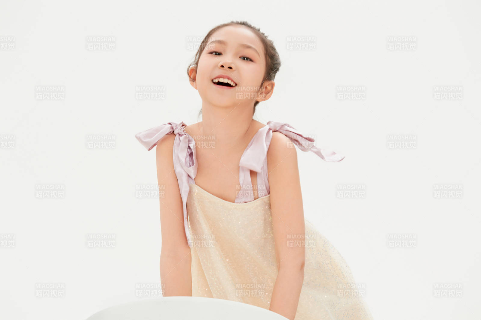 白色背景里的活泼可爱的中国小女孩儿童图片