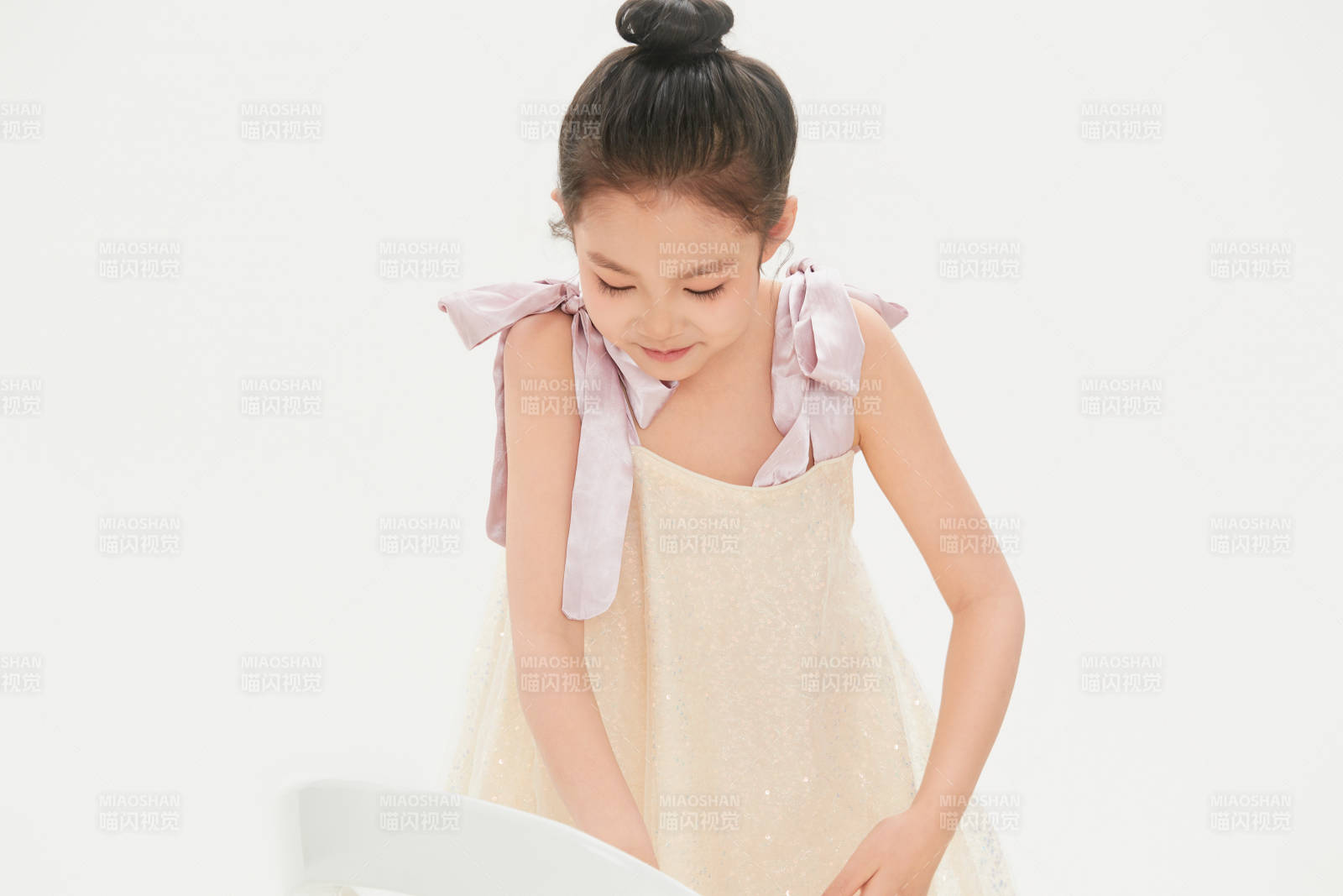 白色背景里的活泼可爱的中国小女孩儿童图片