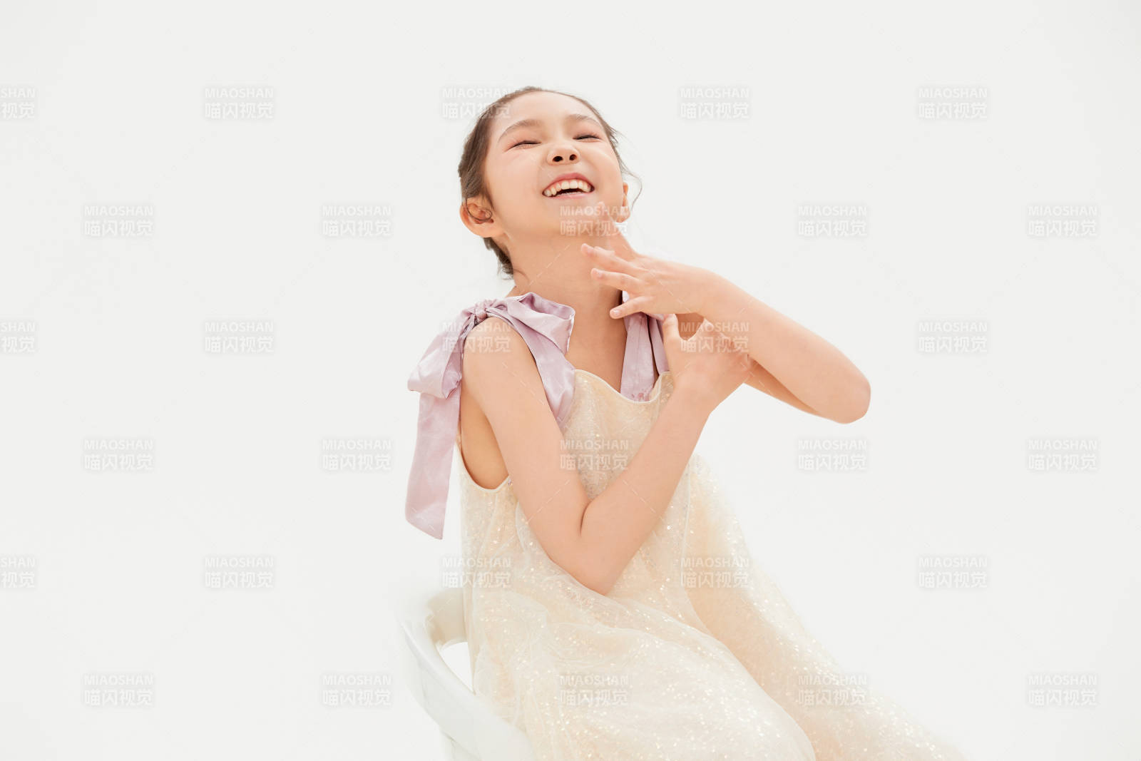 白色背景里的活泼可爱的中国小女孩儿童图片