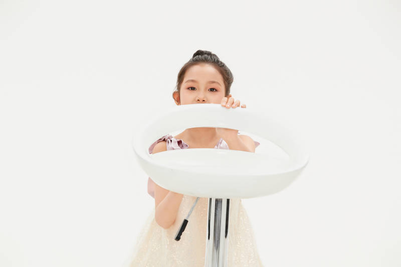 白色背景里的活泼可爱的中国小女孩儿童图片