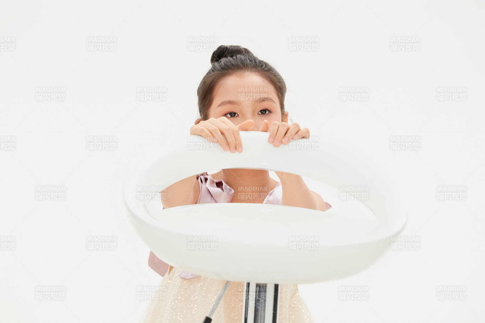 白色背景里的活泼可爱的中国小女孩儿童图片