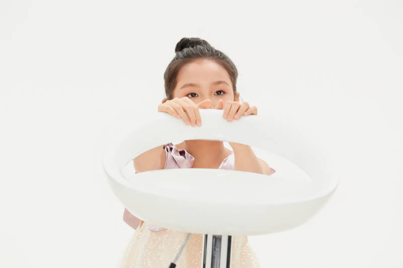 白色背景里的活泼可爱的中国小女孩儿童图片