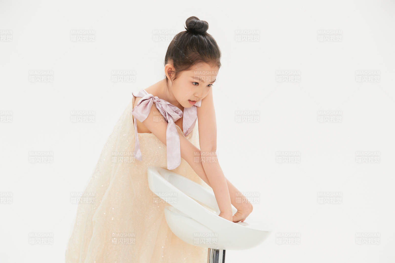 白色背景里的活泼可爱的中国小女孩儿童图片