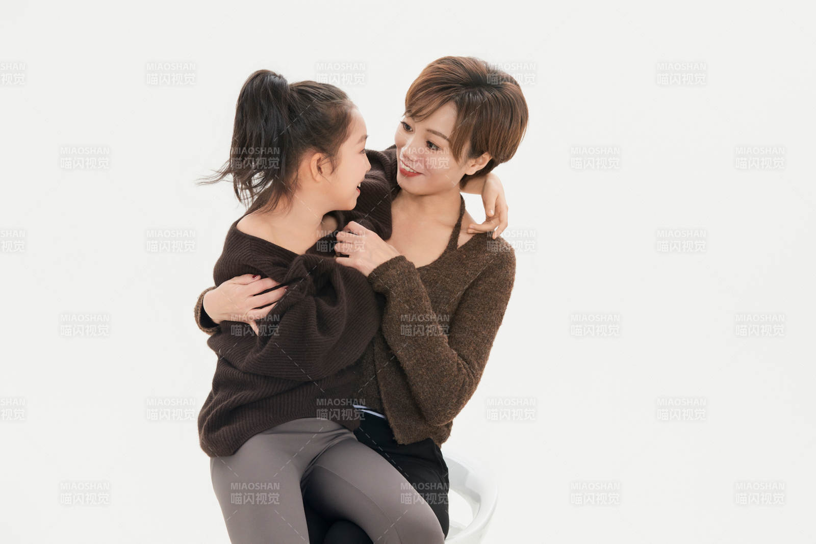 白色背景里的美丽妈妈与可爱女儿亲子人像图片