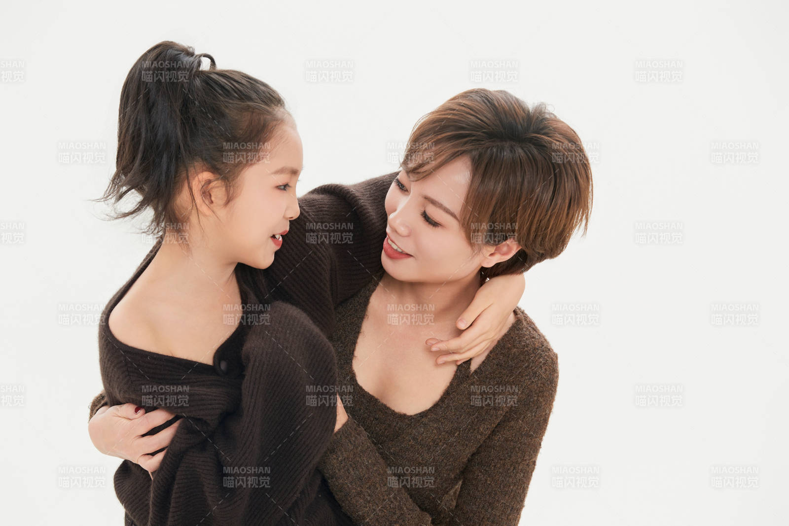 白色背景里的美丽妈妈与可爱女儿亲子人像图片