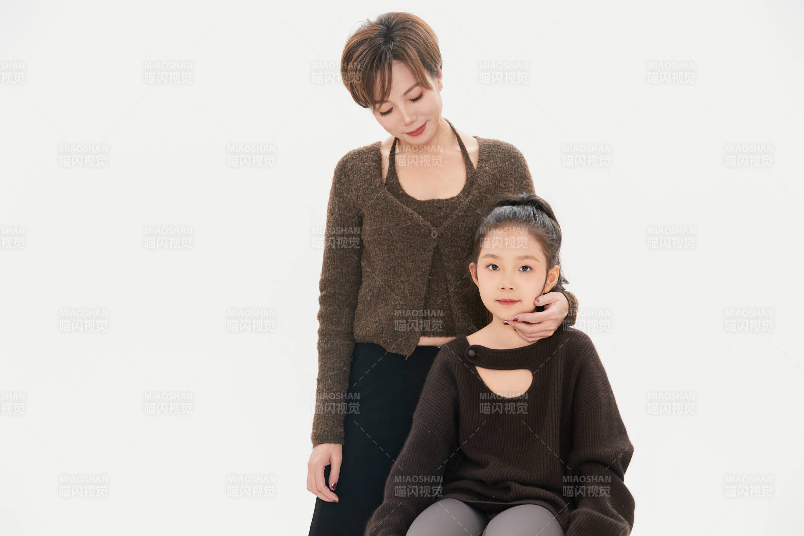 白色背景里的美丽妈妈与可爱女儿亲子人像图片